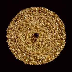 etruskische-broche-met-robijn