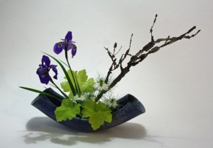 Moribana-with-iris-nigella-heuchera-and-euonymous-1024x713 ikeban,a