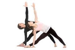 de-yoga-met-partner-uitgebreide-driehoek-stelt-53301415