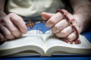26899458-christelijke-gelovige-bidden-tot-god-met-de-rozenkrans-in-de-hand
