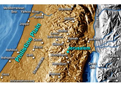 De strijd tussen Israel en de Filistijnen in de tijd van de Richteren vond altijd plaats in de vlakte tussen de kust en het bergland van Judea